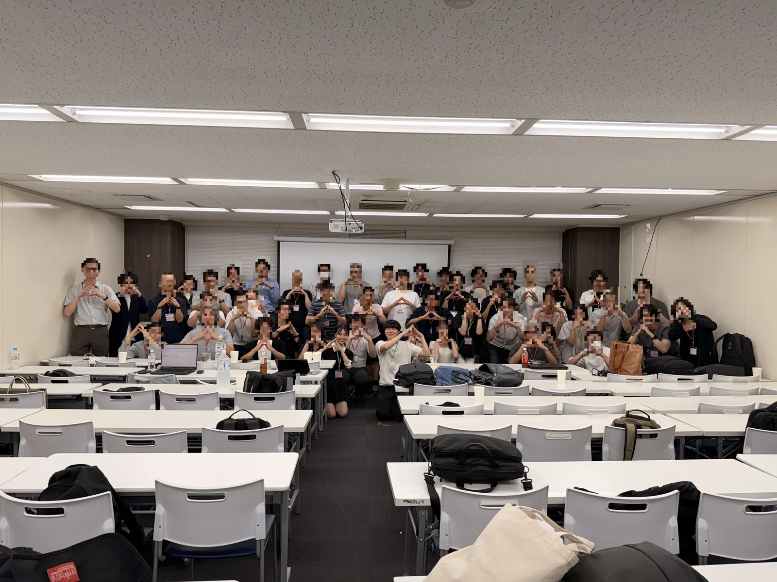 AGI CAMP 全員参加オフ会 対面作業会の集合写真（モザイク処理済み）